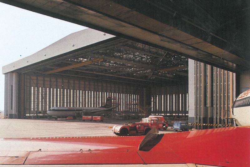 File:1972 - Servicing Hangar Heathrow.jpg