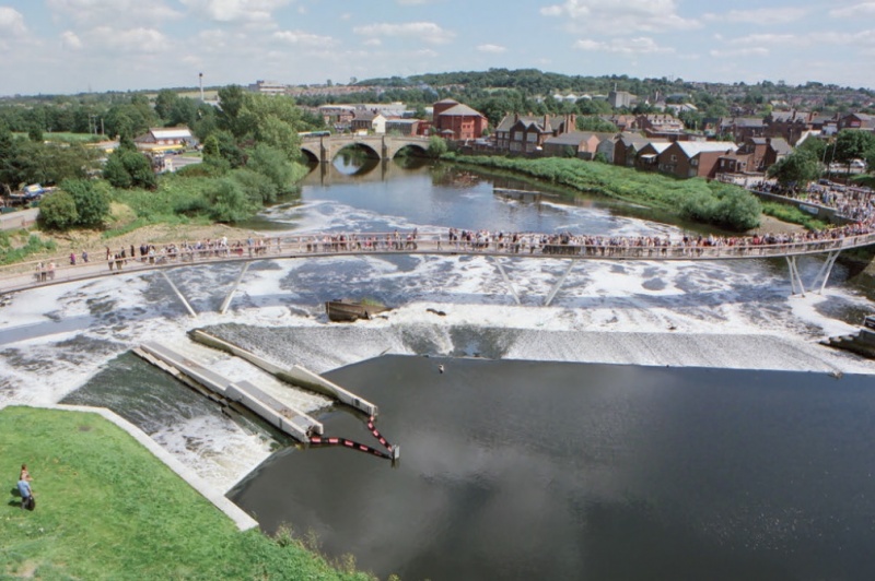 File:2009 - Castleford Footbridge.jpg
